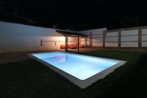 Bazén v ubytování Villa Almudena nebo v jeho okolí