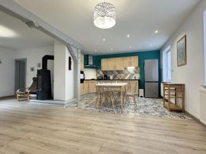 eine Küche und ein Esszimmer mit Tisch und Stühlen in der Unterkunft La maison d'Audrey - maison au pied du Hahenberg - au calme - parking gratuit in Châtenois + 27 Fotos