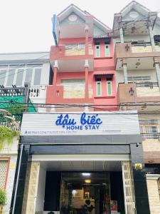a store front of a home stay building at Đậu Biếc Homestay 