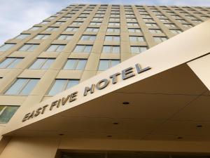 奥芬巴赫East Five Hotel的享有大楼前方的景致