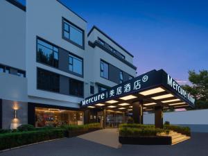 a building with a sign that reads apprentice hospital at Mercure Xi'an Stadium Hotel in Xi'an
