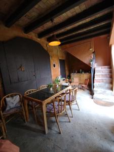 une salle à manger avec une table et des chaises dans l'établissement Ca l'Àvia Remei, à Castelló d'Empúries