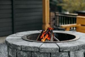 eine Feuerstelle mit Flammen darin in der Unterkunft Rădăcini in Câmpulung Moldovenesc