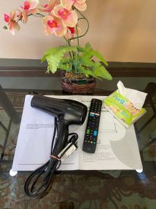 a black phone sitting on top of a table at kubu home stay in Ban Ko Sawat