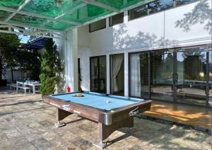 een pooltafel voor een huis bij Solmist Villa in Hòa Bình