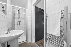 Un baño blanco con lavabo y ducha. en NEW! 4BR 4BATH, Perfect for Contractors, Smart TVs, WiFi, en Coventry 14 fotos más