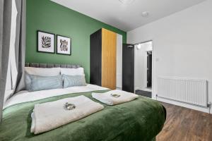 Un dormitorio con una cama grande con dos toallas encima. en NEW! 4BR 4BATH, Perfect for Contractors, Smart TVs, WiFi, en Coventry