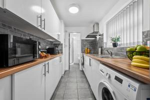 Kuchyň nebo kuchyňský kout v ubytování NEW! 4BR 4BATH, Perfect for Contractors, Smart TVs, WiFi