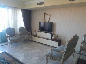 TV a/nebo společenská místnost v ubytování Luxury Sea View Apartment in Four Seasons Alexandria