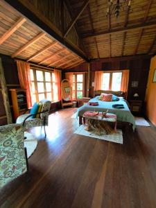 a bedroom with a bed and a table in a room at Chalé Solar no Matutu in Aiuruoca