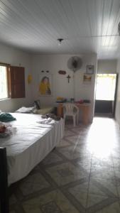 ein Schlafzimmer mit einem Bett und einem Tisch in einem Zimmer in der Unterkunft Sítio fortaleza in Salvaterra
