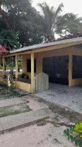 ein Haus mit einer Garage und einer Auffahrt in der Unterkunft Sítio fortaleza in Salvaterra