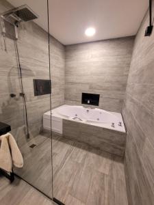 Phòng tắm tại Apartamento com conforto total a 5 minutos do Maracanã