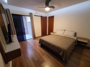 Giường trong phòng chung tại Apartamento com conforto total a 5 minutos do Maracanã