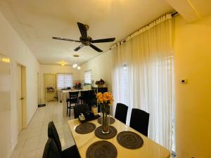 a dining room with a table and a ceiling fan at Mahligai Haza 2- Gambang in Gambang +3 photos