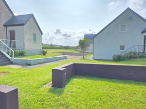 ein Hof mit zwei Häusern und einem Gebäude in der Unterkunft The Bungalow at Cahermore in Enniscrone