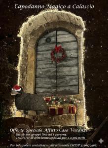 a christmas picture of a door with areath on it at La casa di mezzo in Calascio