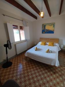 a bedroom with a bed with two towels on it at Ca l'Àvia Remei in Castelló d'Empúries +128 photos