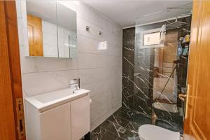 Koupelna v ubytování 2 bedroom apartment Asprovalta + 20 fotografií