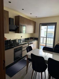 Η κουζίνα ή μικρή κουζίνα στο Rent apartment in a secure residence