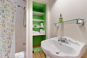 Koupelna v ubytování Summertime IV + 9 fotografií