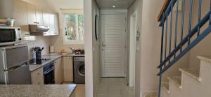 Η κουζίνα ή μικρή κουζίνα στο House C13 Ilios 2 Complex