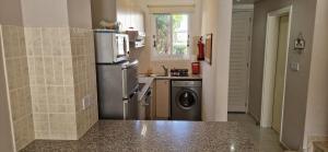 Η κουζίνα ή μικρή κουζίνα στο House C13 Ilios 2 Complex