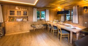 eine Küche mit einem langen Holztisch und Stühlen in der Unterkunft Bachgut Jagdhaus Chalet in Saalbach-Hinterglemm