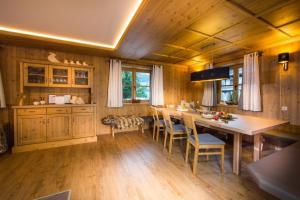 eine Küche mit Tisch und Stühlen in einem Zimmer in der Unterkunft Bachgut Jagdhaus Chalet in Saalbach-Hinterglemm
