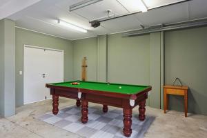 Biliár nebo kulečník v ubytování Lake Coogee Retreat - Spacious 4BR with Spa & Near Beach