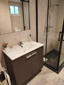 une salle de bain avec lavabo et douche dans l'établissement Ca l'Àvia Remei, à Castelló d'Empúries
