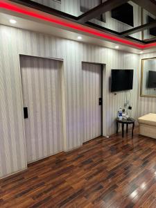 カラチにあるMeetUp Karachiの2つのドアとソファとテレビのある部屋