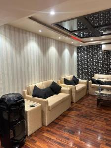 een woonkamer met twee banken en een tafel bij MeetUp Karachi in Karachi