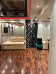 カラチにあるMeetUp Karachiのリビングルーム(ソファ、緑の光付)