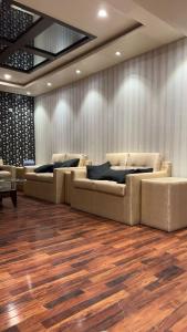 een woonkamer met banken en houten vloeren bij MeetUp Karachi in Karachi