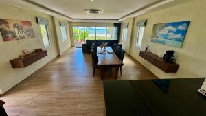 ein Wohnzimmer mit Sofa und Tisch in der Unterkunft Villa Bella Serene 5E in Ban Khlong Son + 35 Fotos