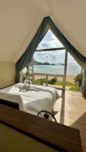 ein Schlafzimmer mit einem Bett mit Blick auf das Meer in der Unterkunft Villa Bella Serene 5E in Ban Khlong Son