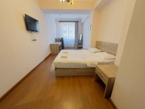 エレバンにあるTaurus apartmentsのベッドと薄型テレビのある寝室