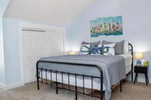 une chambre avec un lit et un tableau au mur dans l'établissement The Salty C Shell by Pristine Properties Vacation Rentals, à Mexico Beach 43 autres photos