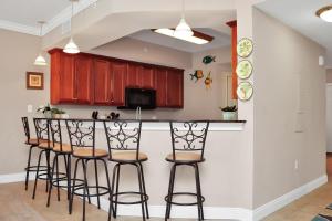 kuchnia z barem ze stołkami w obiekcie Paradise Shores 105 by Pristine Properties Vacation Rentals w mieście Mexico Beach