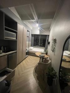 pokój z łóżkiem i stołem w pokoju w obiekcie One Thibault Hotel - Cape Town City Centre w Kapsztadzie +6 zdjęć