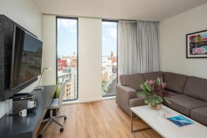 TV a/nebo společenská místnost v ubytování INNSiDE by Meliá Manchester