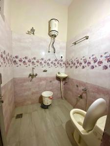 un baño con inodoro y lavabo en Hotel Pushkar Dream, en Pushkar