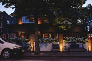 a building with flower boxes and a car parked in front at Tovve Loft in Schagen