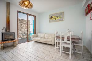 a living room with a table and a couch at Alvor Ar de Mar Apart in Alvor