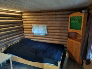 a small room with a bed and a window at Gäststuga och bastu in Oravais