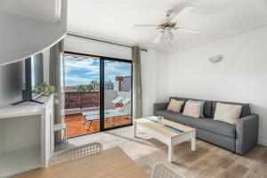 ein Wohnzimmer mit Sofa und Tisch in der Unterkunft Oasis del Sur in San Miguel de Abona