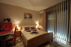 Postel nebo postele na pokoji v ubytování IWA CENTAR Apartments & Wellness