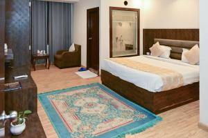 Una habitación de hotel con una cama grande y una silla. en Airport Hotel Annexe, Complimentory Pickup or Drop, en Nueva Delhi