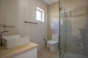 苏莎亚Sosua Ocean Village Villa 24的浴室里有马桶、洗手池和淋浴。 更多16张照片